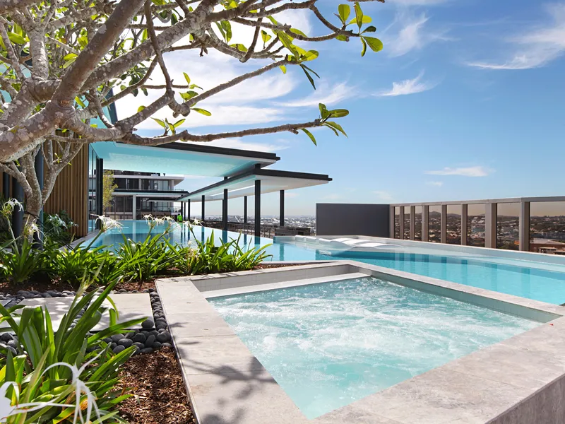 EXCLUSIVE SUB PENTHOUSE APARTMENT. AWARD WINNING 55m ROOFTOP POOL, FULLY EQUIPPED GYM & PRIVATE DINING ROOM WITH STUNNING VIEWS ACROSS BRISBANE!
