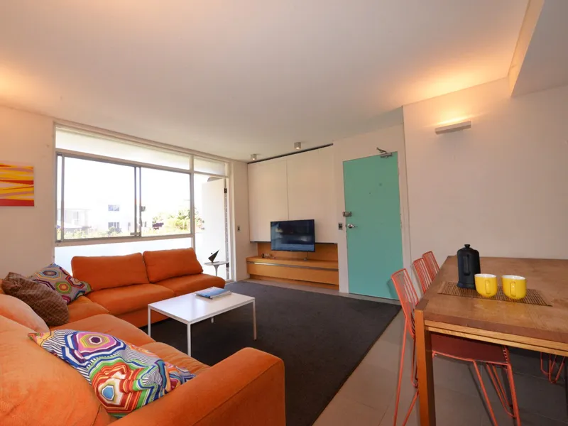 Light Filled Apartment with 600m Walk to Beach