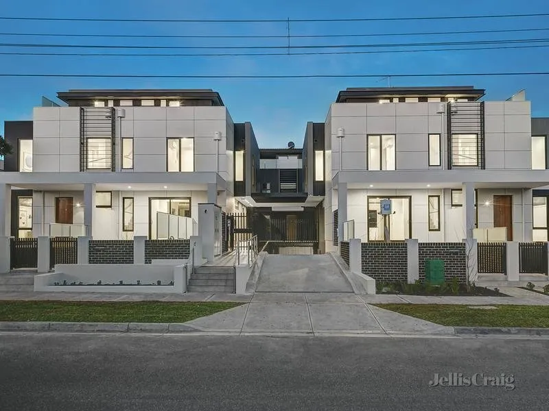 A SLICE OF INSPIRED FAMILY SIZE LUXURY IN THE MCKINNON COLLEGE ZONE