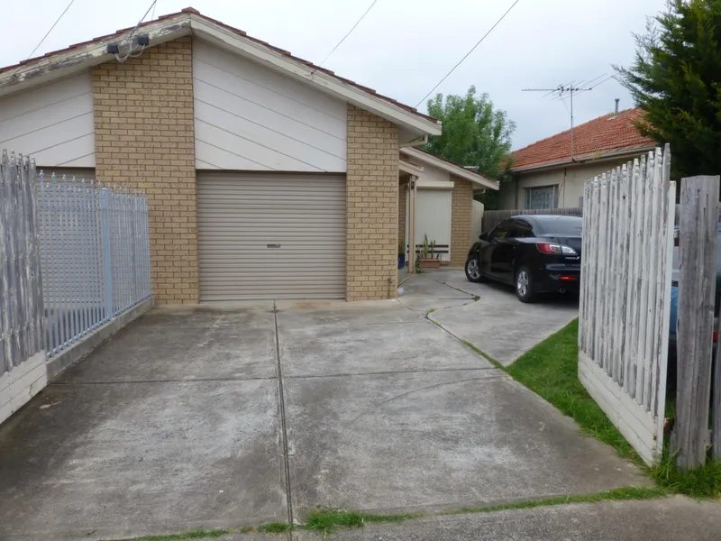 Minutes to St Albans Shops, Train Station & Public transport