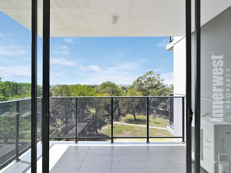 Spacious two bedrooms apartment with sensational park lake view