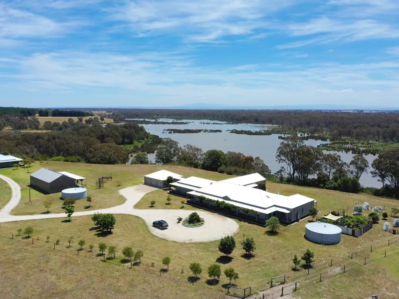 2 Rare luxury homesteads, unlimited water and your very own wetland reserve