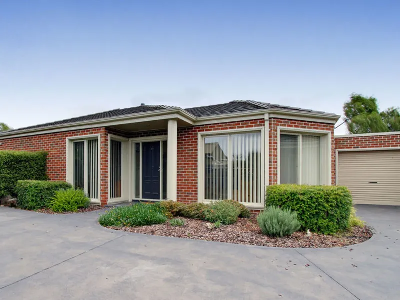 SPACIOUS SINGLE LEVEL UNIT!