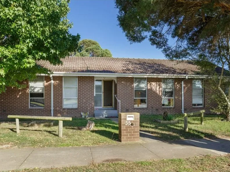 Spacious Family Home Near Little Athletics Club