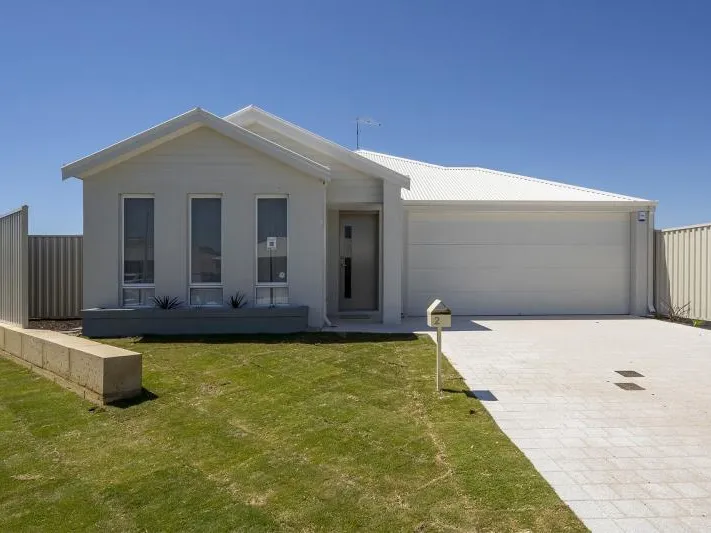 WALKING DISTANCE TO THE FORESHORE