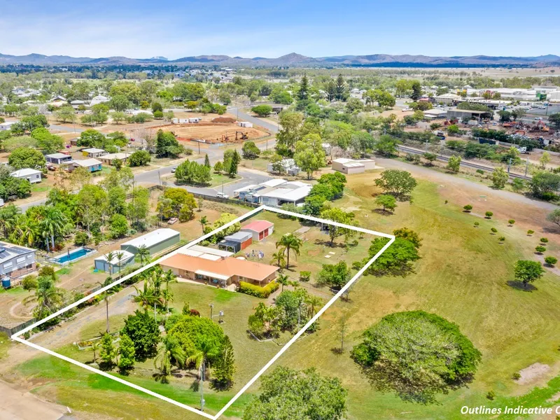 Country Living in the Centre of Town 4300m2 lot, Walk to Shopping