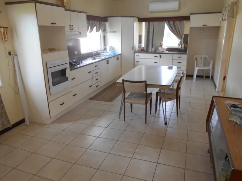 NEAT, FAMILY HOME IN COUNTRY AREA !
