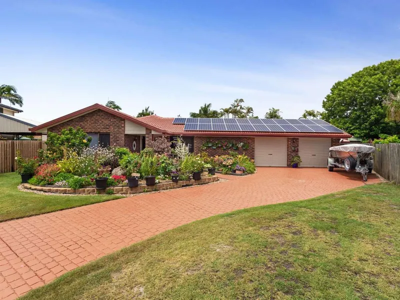 Beachside living with Free Electricity with all the solar panels!!