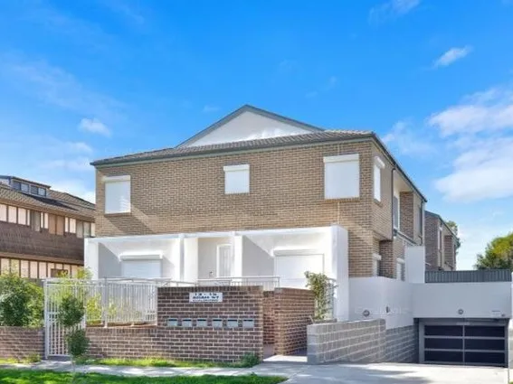 MODERN TOWNHOUSE FOR RENT