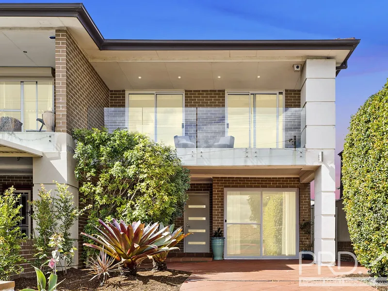 STYLISH ENTERTAINERS FAMILY HOME IN ULTRA-CONVIENT LOCALE!