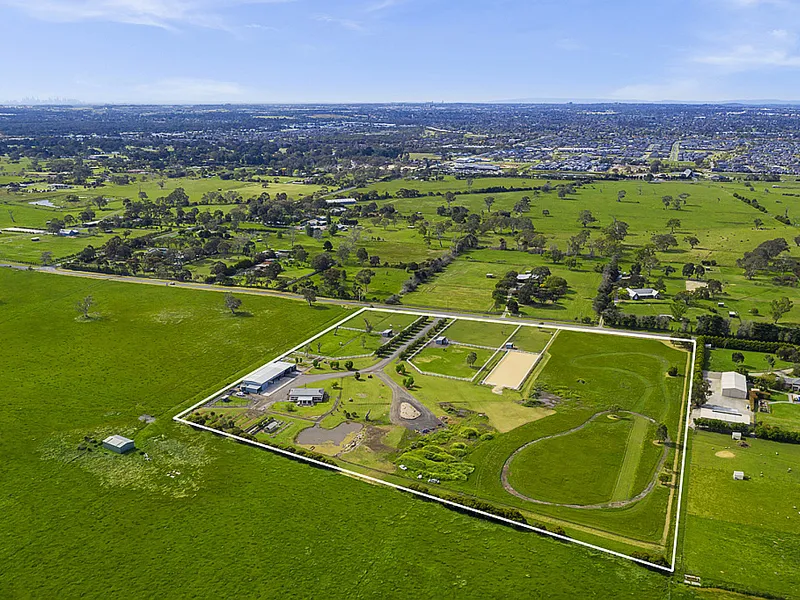 Lifestyle property on 15 acres - city fringe!