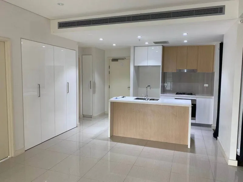 Spacious 2 Bed 2 Bath 1 Car Space plus Study Room Apt For Rent