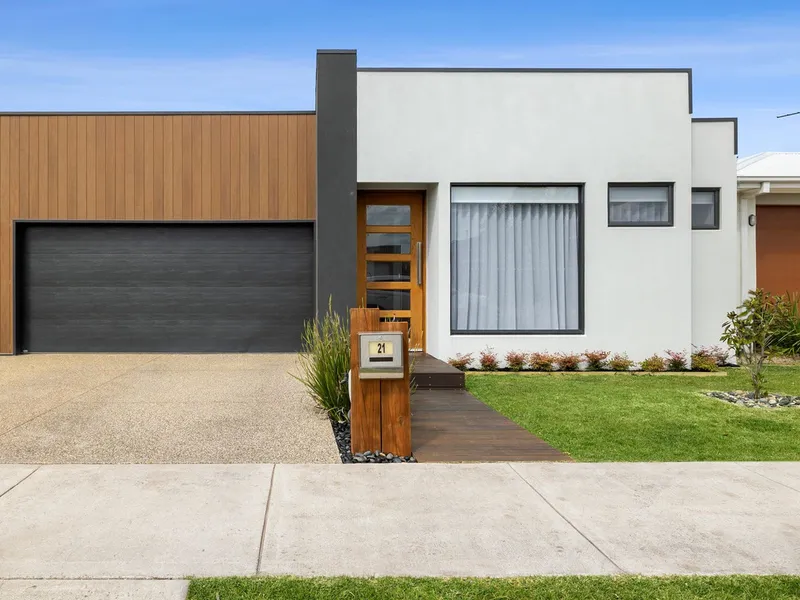 SMART CONTEMPORARY FAMILY HOME!!