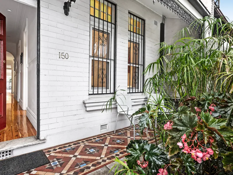 Quality 4-Bedroom Family Terrace In A Prized Central Locale