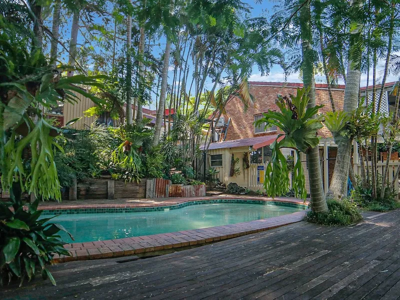 BEAUTIFUL PRIVATE BRICK HOME ON QUIET CUL-DE-SAC 