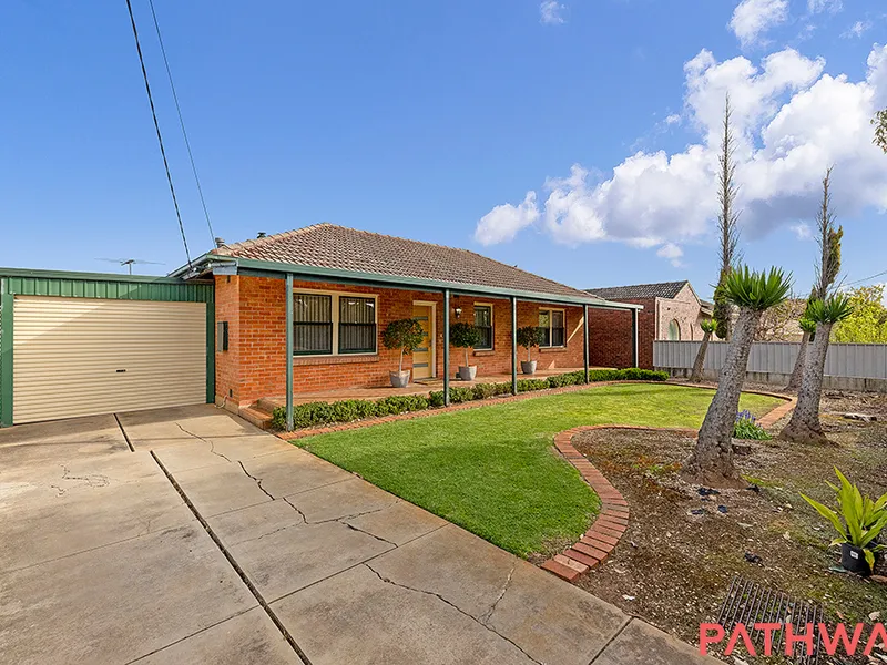 Bonus detached studio / home office!!