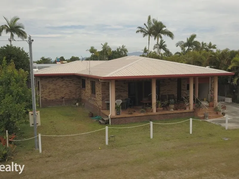A stroll to the beach - this can be your home!