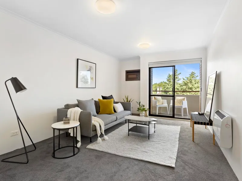 Spacious two bedroom apartment with balcony, bay and city views