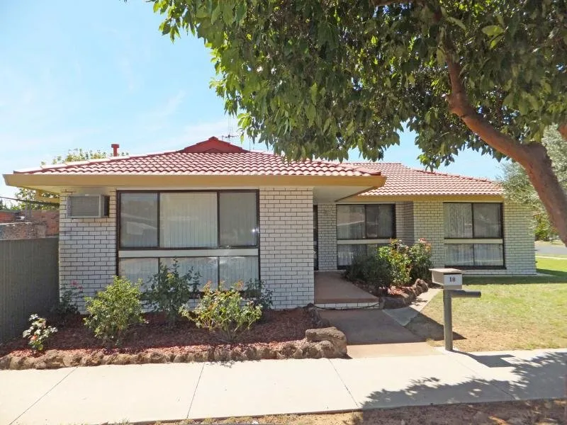 $400.00 per week - includes gardener