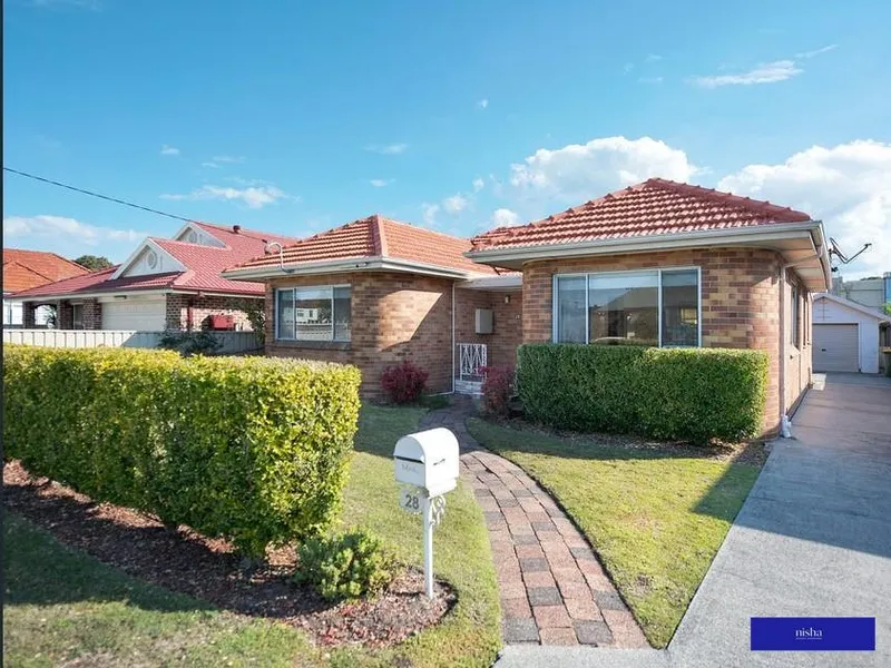 THIS GEM IS PICTURE PERFECT !