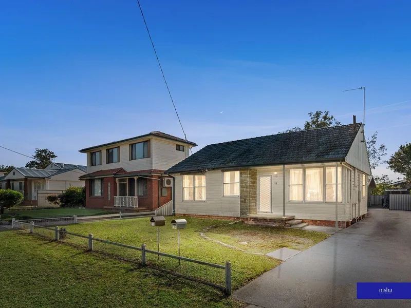 CHARMING ORIGINAL COTTAGE - INCLUDES WATER USAGE - LOCATED IN SOUGHT AFTER AREA