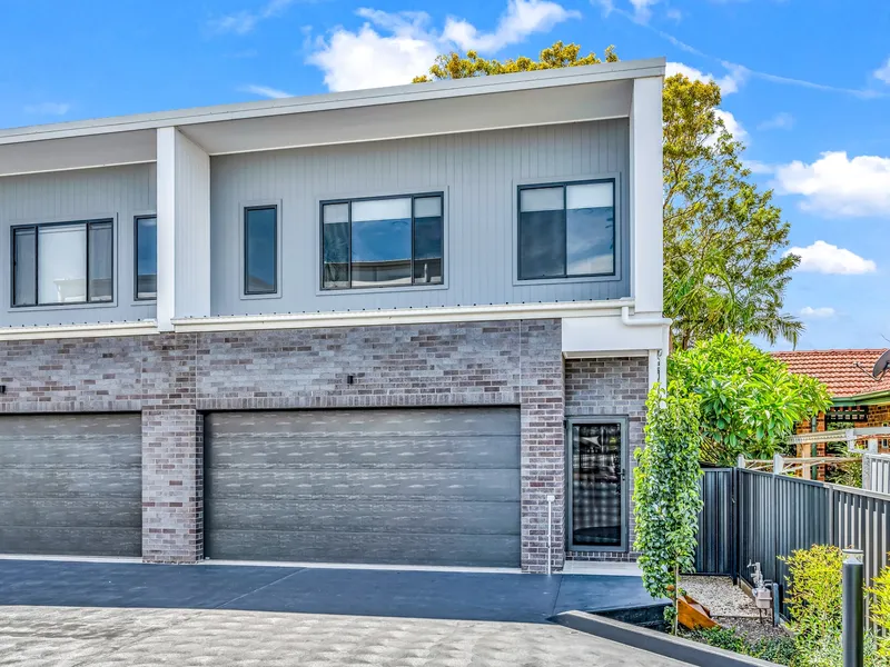 Modern Townhouse with Lake Glimpses