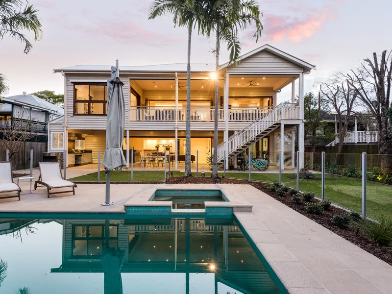 Grand 930sqm Family Estate in Hawthorne Avenues