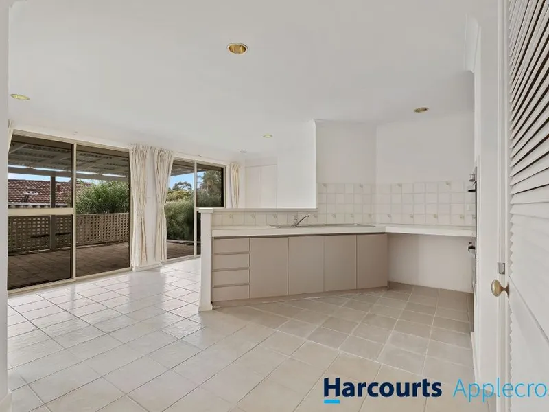 Spacious Residence - Walking distance to Westfield Booragoon