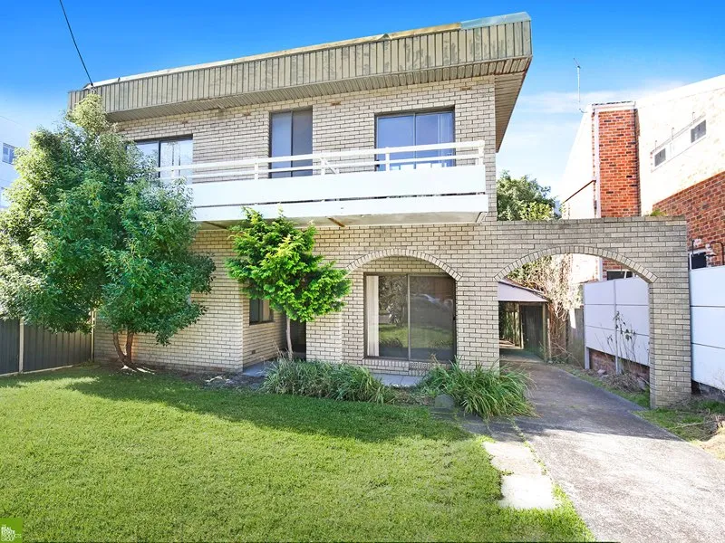 Large house available in North Wollongong - pets friendly!