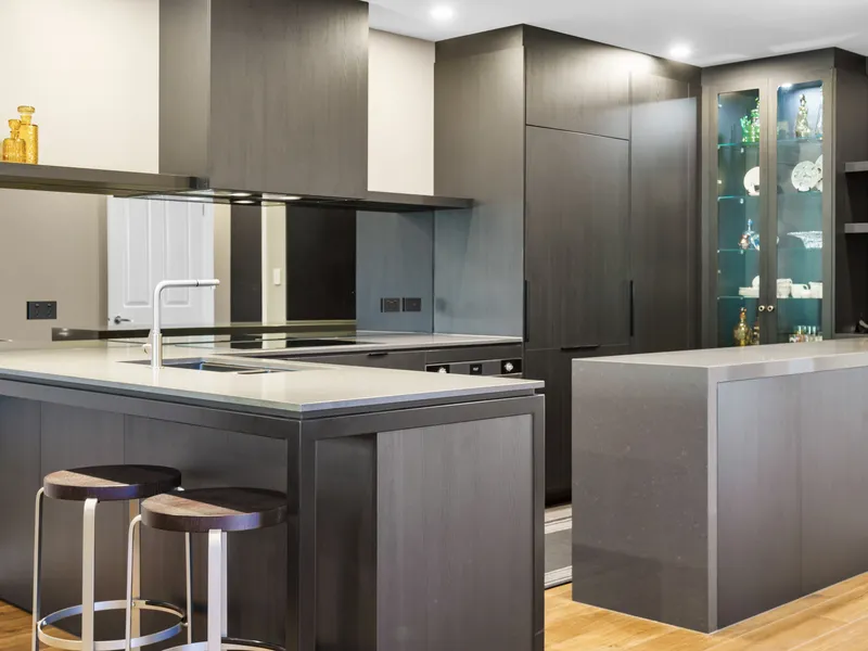 Style and Substance by Lake and Sea