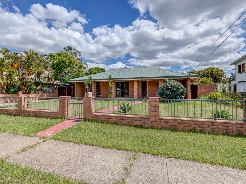 SPACIOUS FAMILY HOME WITH IMPRESSIVE YARD AND INGROUND SWIMMING POOL!