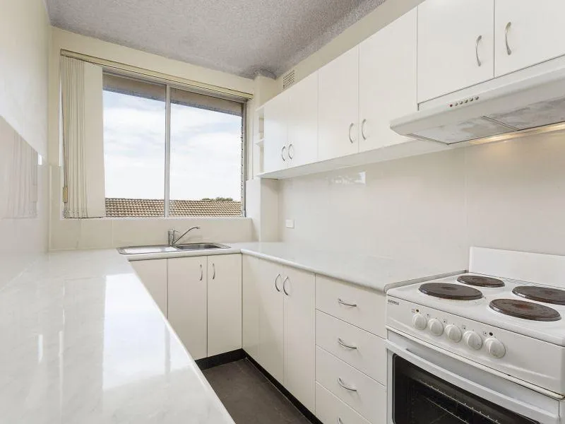 Immaculate apartment in a great location!!