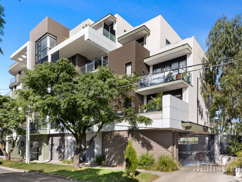 Low Maintenance Lifestyle with Captivating Views