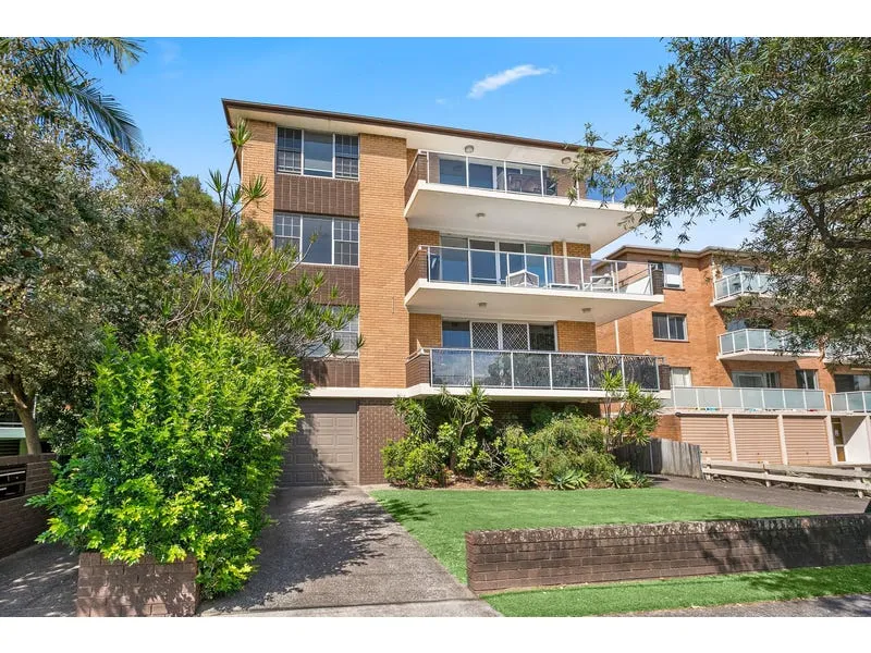 BRIGHT & LARGE APARTMENT CLOSE TO BEACH