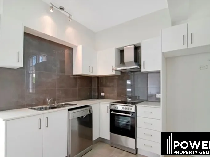 Modern Light Filled 3 Bedroom Unit Water Usage Included!