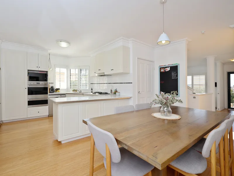 SPACIOUS HOME CLOSE TO SHOPS, PARKS AND BEACH