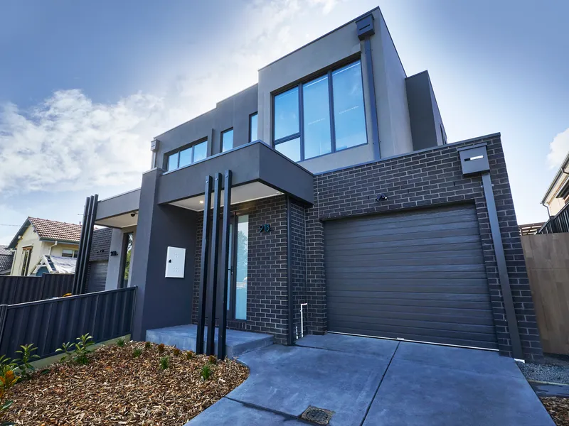 IMPRESSIVE LUXURY TOWNHOUSE