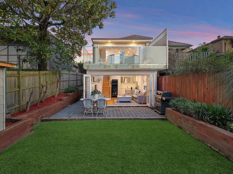 Immaculate semi designed for indoor/outdoor living