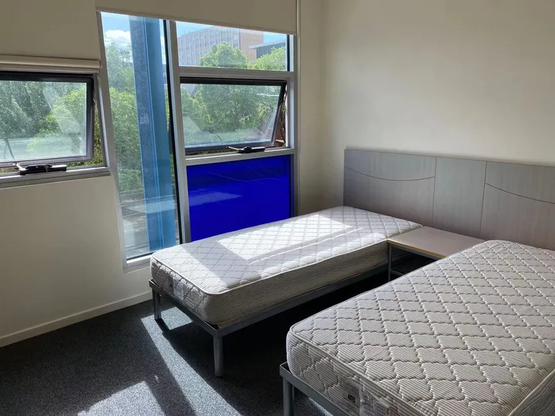 ONE TWIN SHARE APARTMENT OPPOSITE MELBOURNE UNI WITH VACANT POSSESSION