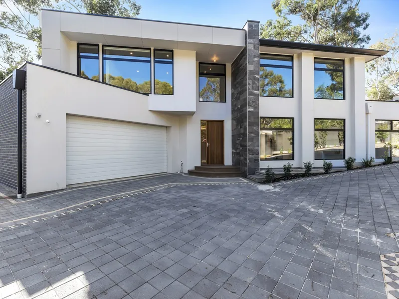 STUNNING EXECUTIVE HOME IN DESIRABLE LOCATION.