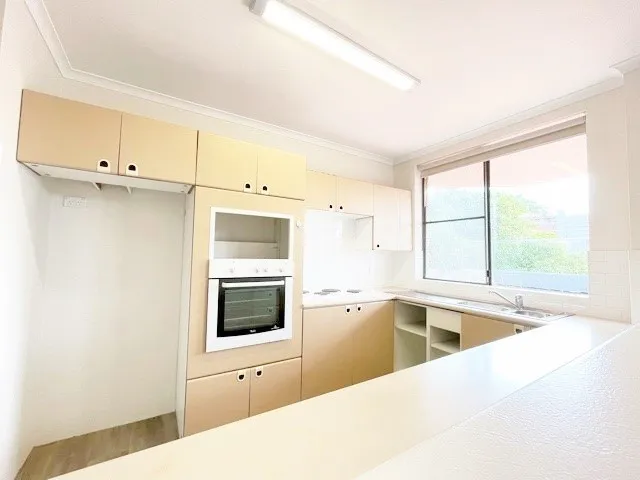 Light & Bright 2 bedroom apartment in heart of Willoughby