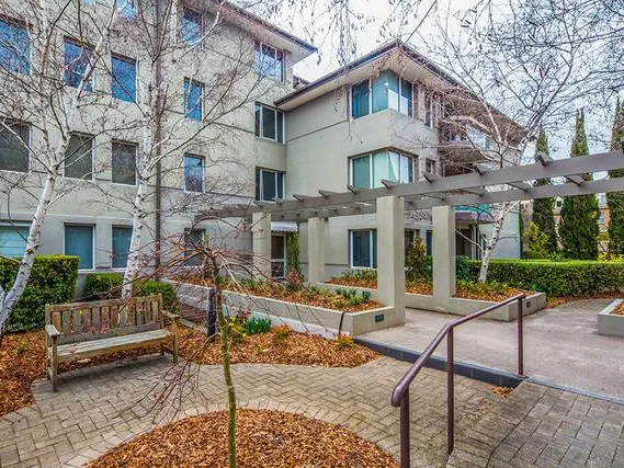 EXECUTIVE 3 BEDROOM APARTMENT ON THE KINGSTON/GRIFFITH PRECINCT