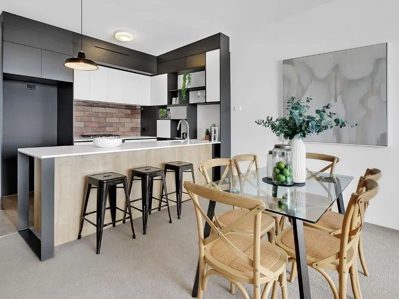 SPACIOUS 2 BEDROOM APARTMENT - UNFURNISHED!