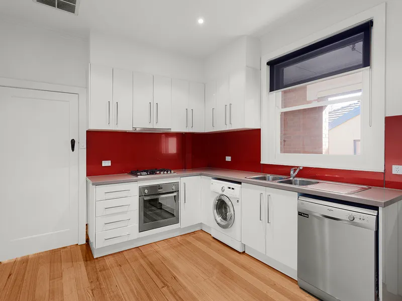 LARGE ART DECO TWO BEDROOM APARTMENT || HAVEN AGENTS