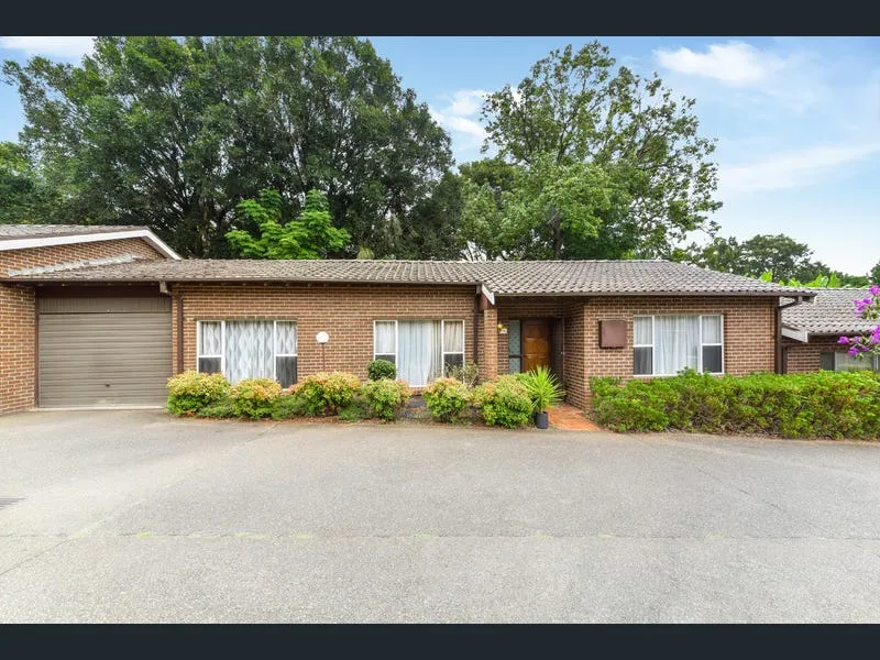 IMPECCABLE & SPACIOUS IN SUPERB LEAFY SETTING CLOSE TO STATION & SHOPPING PLAZA