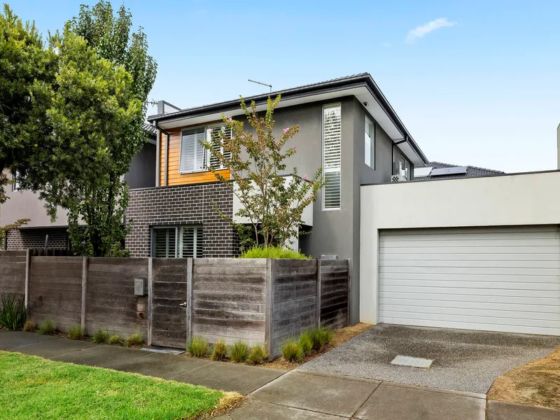 Metres to schools, shops & the bay!