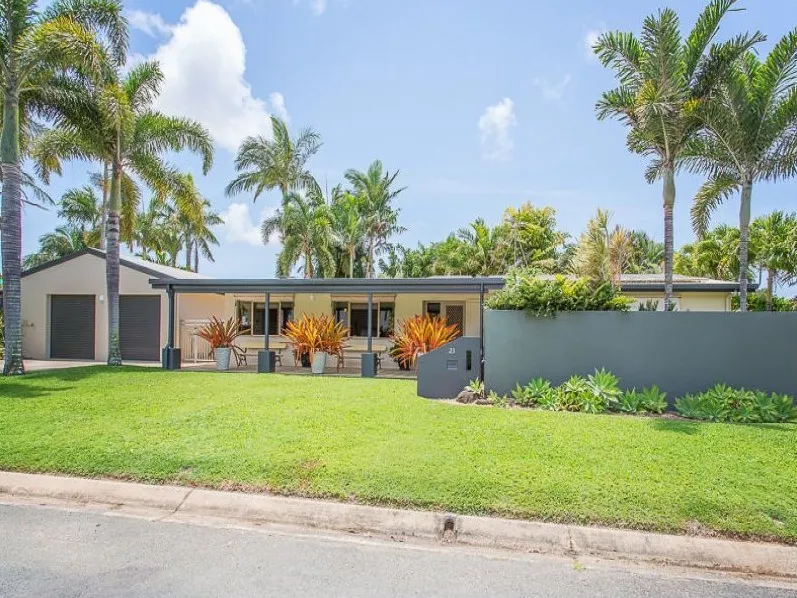 SUPERB PRIVATE LIVING SURROUNDED BY LUSH TROPICAL GARDENS