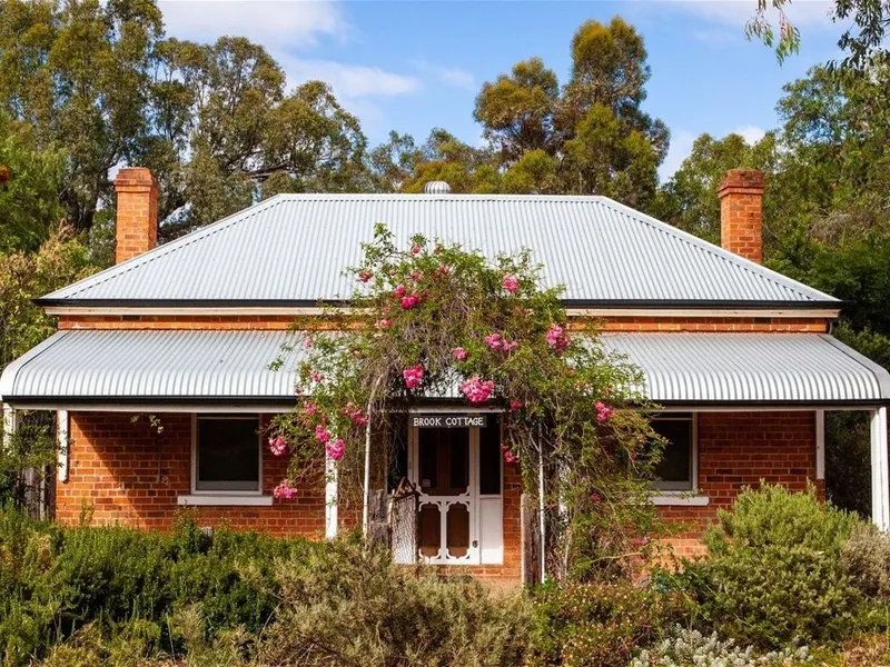 'B R O O K   C O T T A G E'   Y O R K