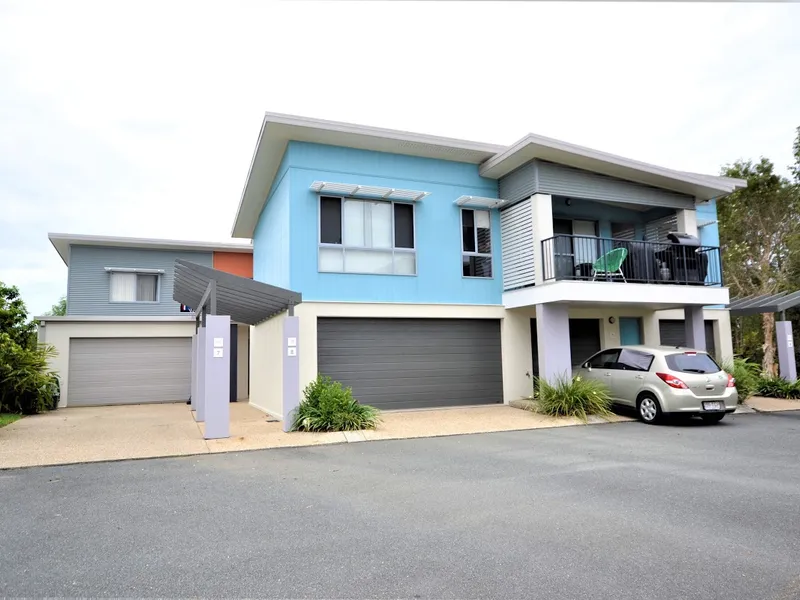 Gorgeous PET FRIENDLY 3 bedroom townhouse at Little Mountain with 2 large entertainment areas & fully fenced