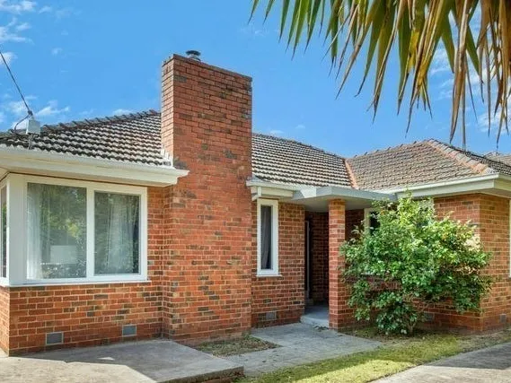6 month lease preferred - 3 Bedroom house in a great leafy street of the ever so popular Kew East